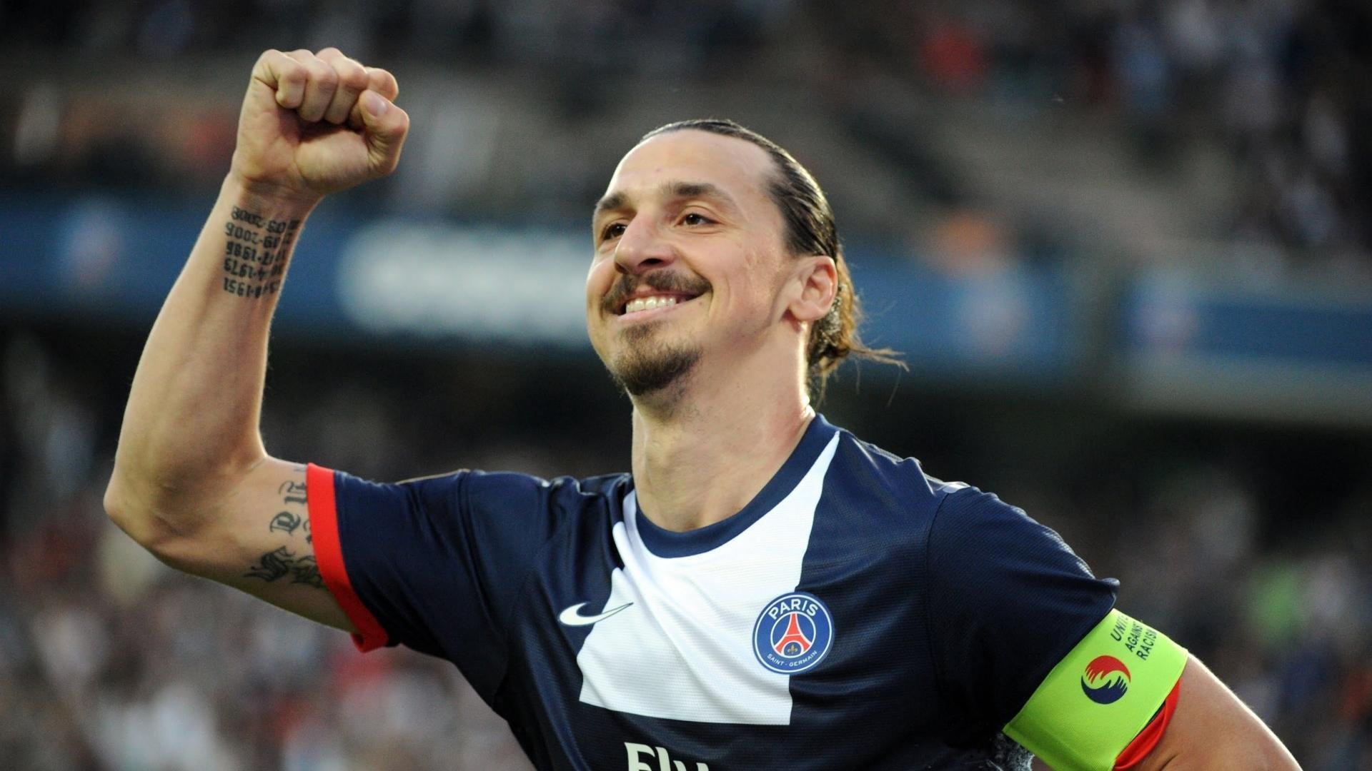 “足球场馆夜间照明改造完毕,比赛夜场精彩纷呈”,足球场夜间照明灯